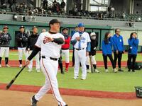 　「サンリオベースボールアカデミー　ｉｎ　ジャイアンツタウンスタジアム」に参加した高橋由氏