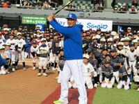 　「サンリオベースボールアカデミー　ｉｎ　ジャイアンツタウンスタジアム」に参加し打撃を実演、笑顔の中田翔氏