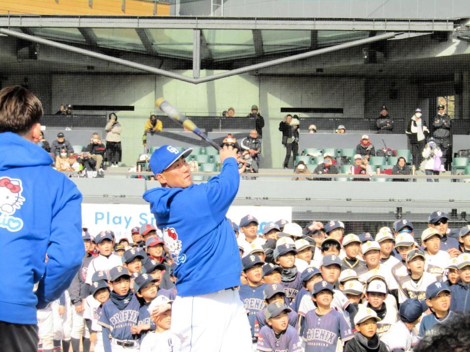 　サンリオベースボールアカデミー　ｉｎ　ジャイアンツタウンスタジアム」に参加し豪快な打撃を披露する中田翔氏。左はトスを上げる杉谷氏