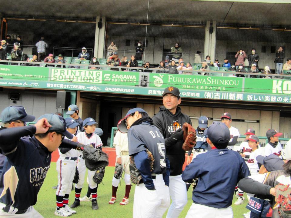 　「サンリオベースボールアカデミー　ｉｎ　ジャイアンツタウンスタジアム」に参加した小笠原氏