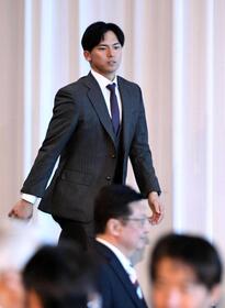 　インタビューを受けるため登壇する宗山（撮影・佐藤厚）