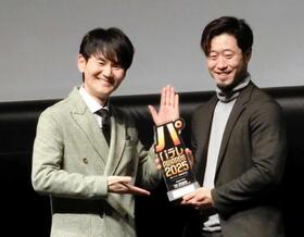 　ＭＣの南原清隆（左）からトロフィーを贈られる外崎