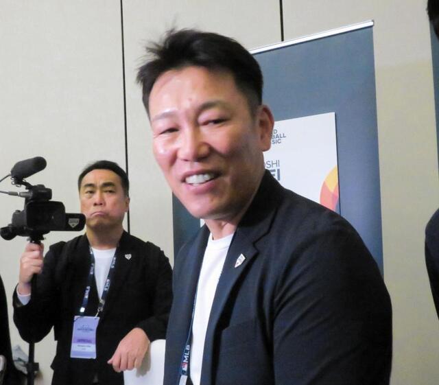 　ウインターミーティングの会場で会見した井端監督（撮影・小林信行）