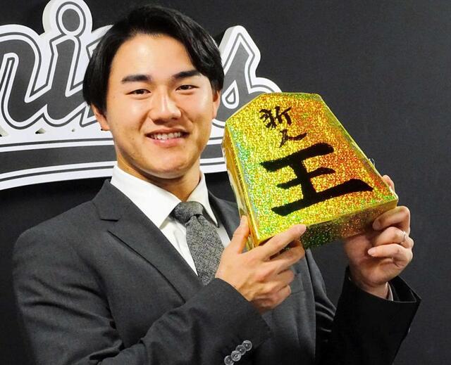 　大幅アップで契約更改し笑顔の西川（撮影・鈴木創太）