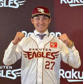 　入団会見した伊藤光