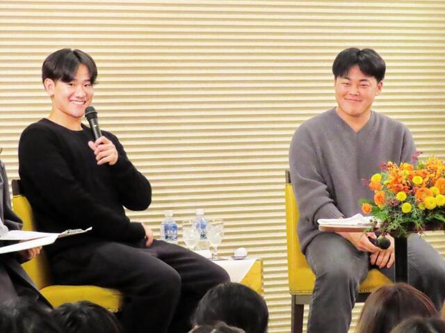 　トークショーを行った井上（左）と山瀬