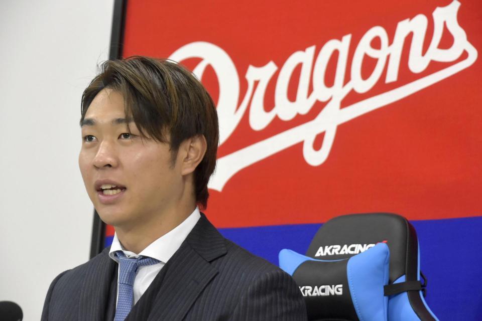 　契約を更改し、記者会見する中日・高橋宏