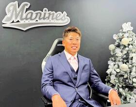 　契約更改を終えて会見する角中