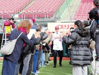 　ファンとハイタッチをかわす前田健太