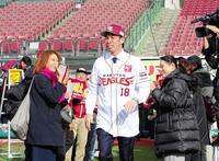 　ファンと交流する前田健太