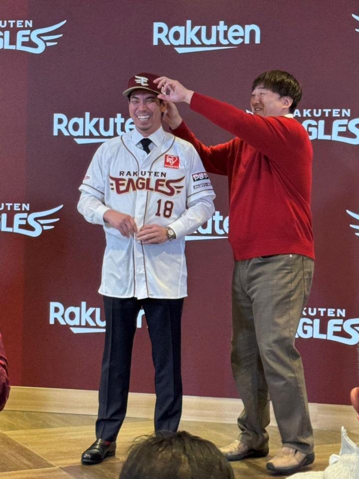 　楽天に入団した前田健太（左）