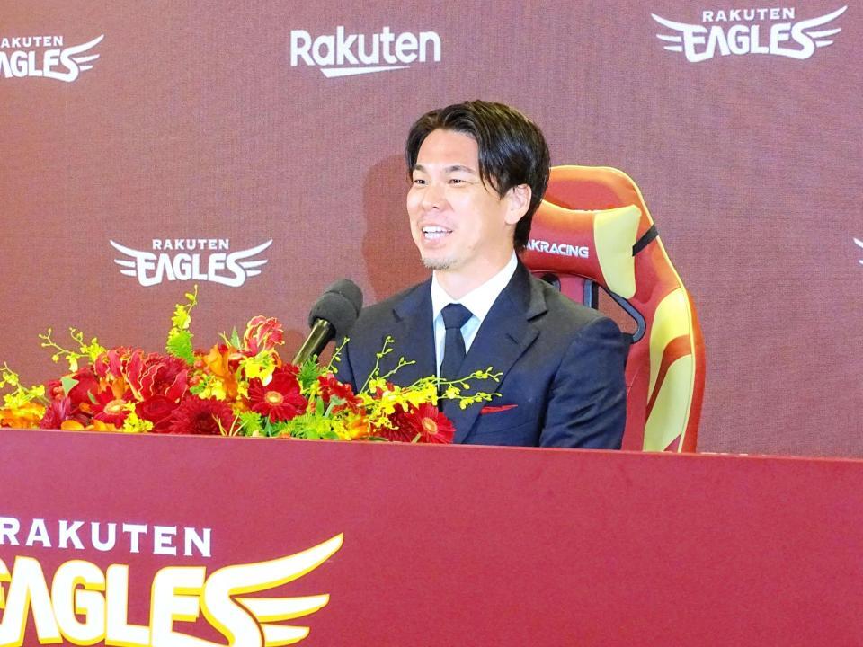 　入団会見で笑顔を見せる前田健太