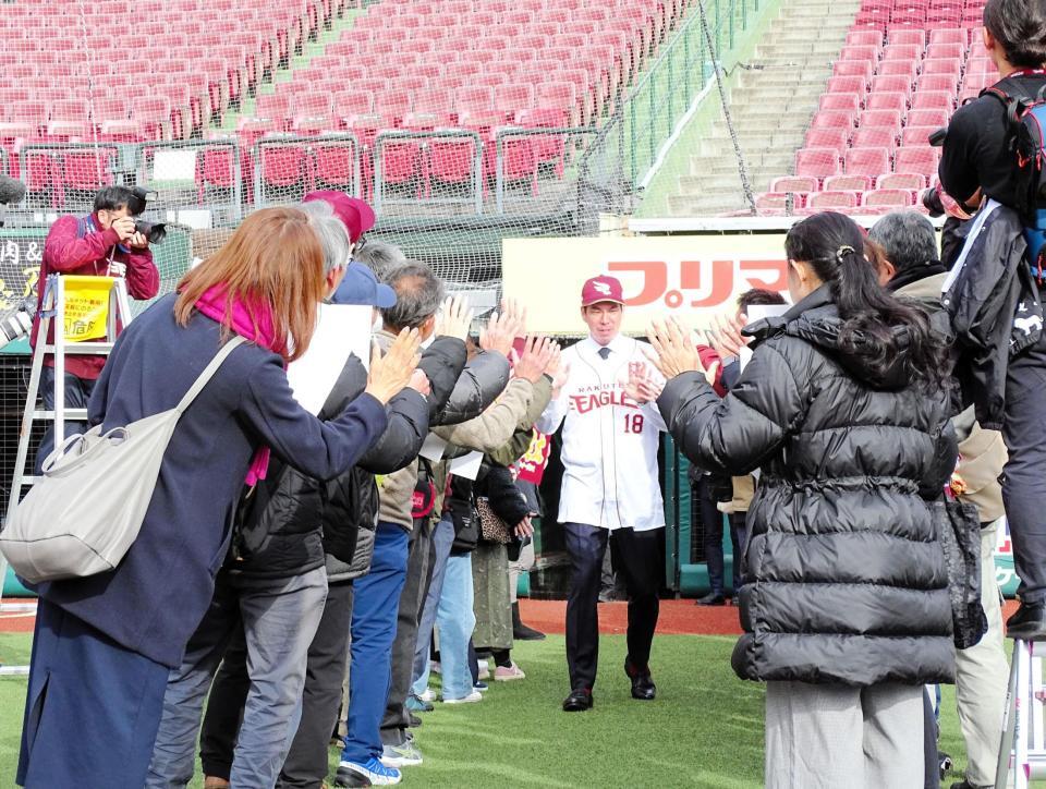 　ファンとハイタッチをかわす前田健太
