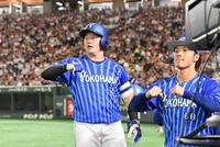 　本塁打後にデスターシャを決める牧＝２３年