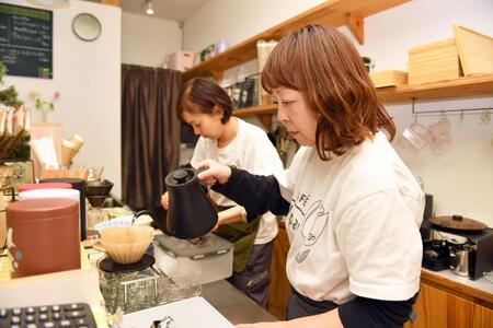 　真剣な表情でコーヒーを入れる谷保恵美さん＝千葉・市川市行徳駅前のカフェ２ｌｉｐａｎ（撮影・開出牧）