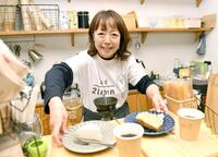 　入れ立てのコーヒーとケーキで客をもてなす谷保恵美さん（撮影・開出牧）