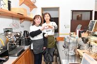 　共同経営者の村岸潤子さん（右）とハートポーズを作る谷保恵美さん＝千葉・市川市行徳駅前のカフェ２ｌｉｐａｎ（撮影・開出牧）