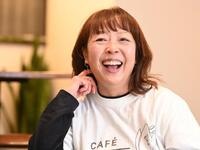 　笑顔でインタビューに答える谷保恵美さん＝千葉・市川市行徳駅前のカフェ２ｌｉｐａｎ（撮影・開出牧）
