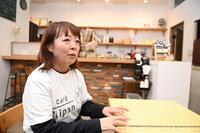 　第二の人生について語る谷保恵美さん＝千葉・市川市行徳駅前のカフェ２ｌｉｐａｎ（撮影・開出牧）