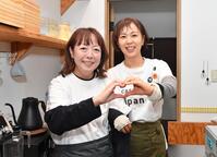 　共同経営者の村岸潤子さん（右）とハートポーズを作る谷保恵美さん＝千葉・市川市行徳駅前のカフェ２ｌｉｐａｎ（撮影・開出牧）