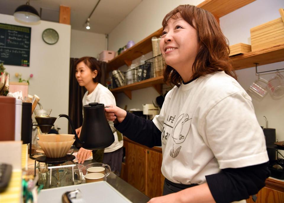 　笑顔でコーヒーを入れる谷保恵美さん＝千葉・市川市行徳駅前のカフェ２ｌｉｐａｎ（撮影・開出牧）