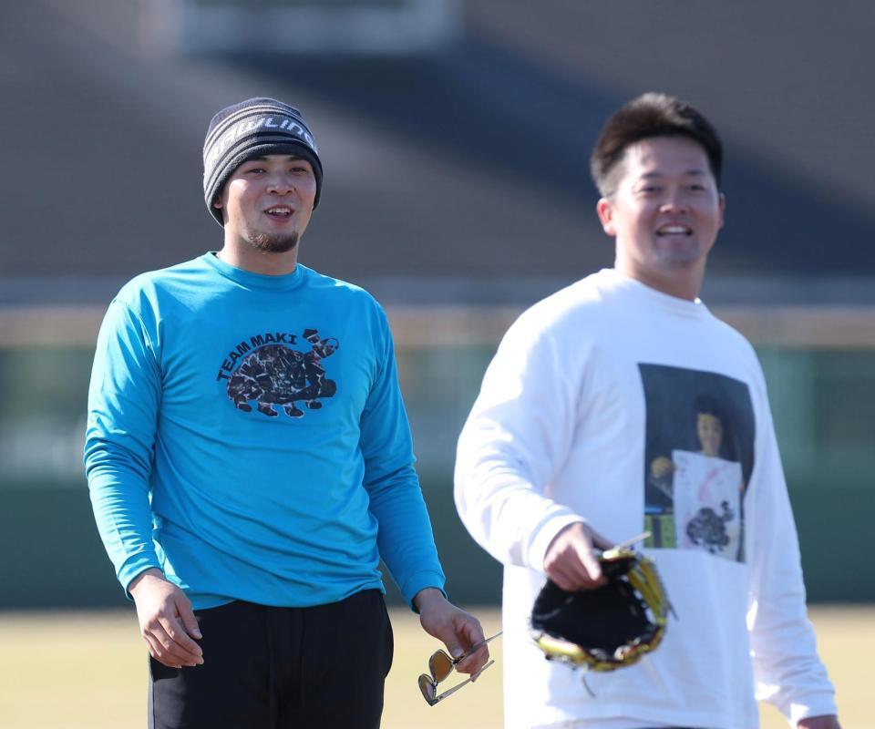 練習の合間に笑顔を見せる井上と牧（右）＝撮影・西田忠信