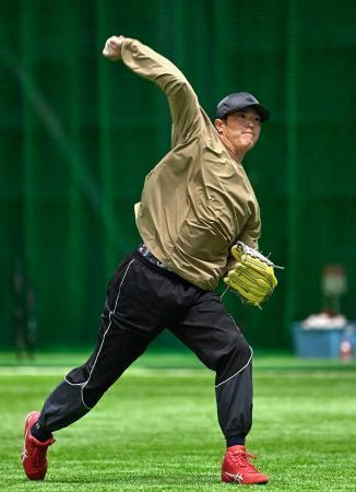 　キャッチボールする広島・森下＝マツダ