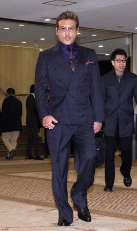 ＮＰＢ１２球団監督会議に向かう新庄監督（撮影・伊藤笙子）