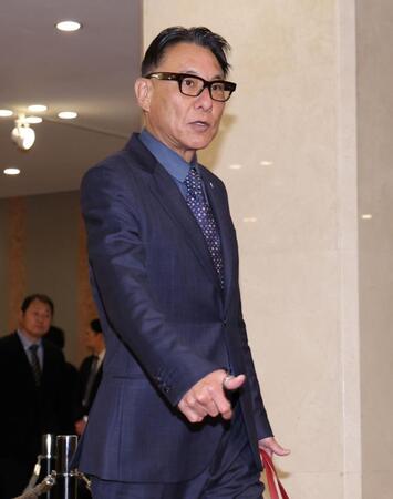 ＮＰＢ１２球団監督会議に向かう池山監督（撮影・伊藤笙子）