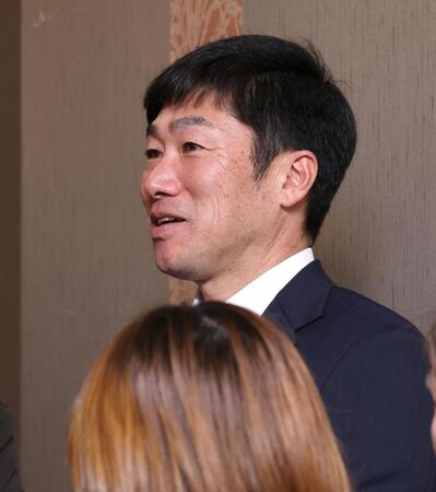 ＮＰＢ１２球団監督会議を終え、記者の取材に応じる相川監督（撮影・伊藤笙子）