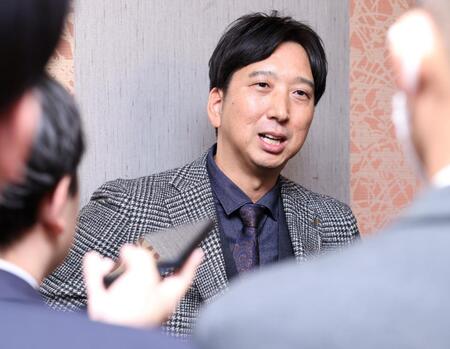 ＮＰＢ１２球団監督会議を終え、記者の取材に応じる藤川監督（撮影・伊藤笙子）