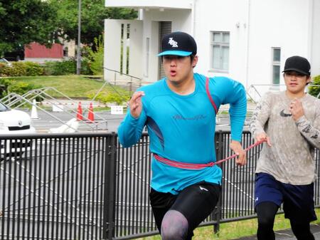 坂道ダッシュする石塚