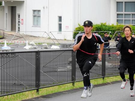 坂道ダッシュする坂本