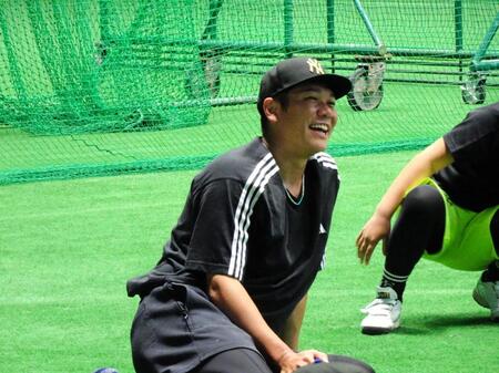 リラックスした表情を見せる坂本