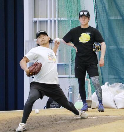 　カブス・今永（左）の投球練習を見つめる中日・金丸