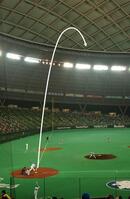 カブレラの打球は天井を直撃（矢印）、認定本塁打となる＝２００５年６月