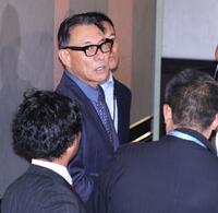 ＮＰＢ１２球団監督会議を終え、記者の取材に応じる池山監督（撮影・伊藤笙子）