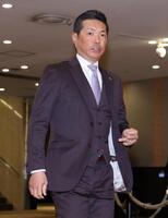 ＮＰＢ１２球団監督会議に向かう小久保監督（撮影・伊藤笙子）
