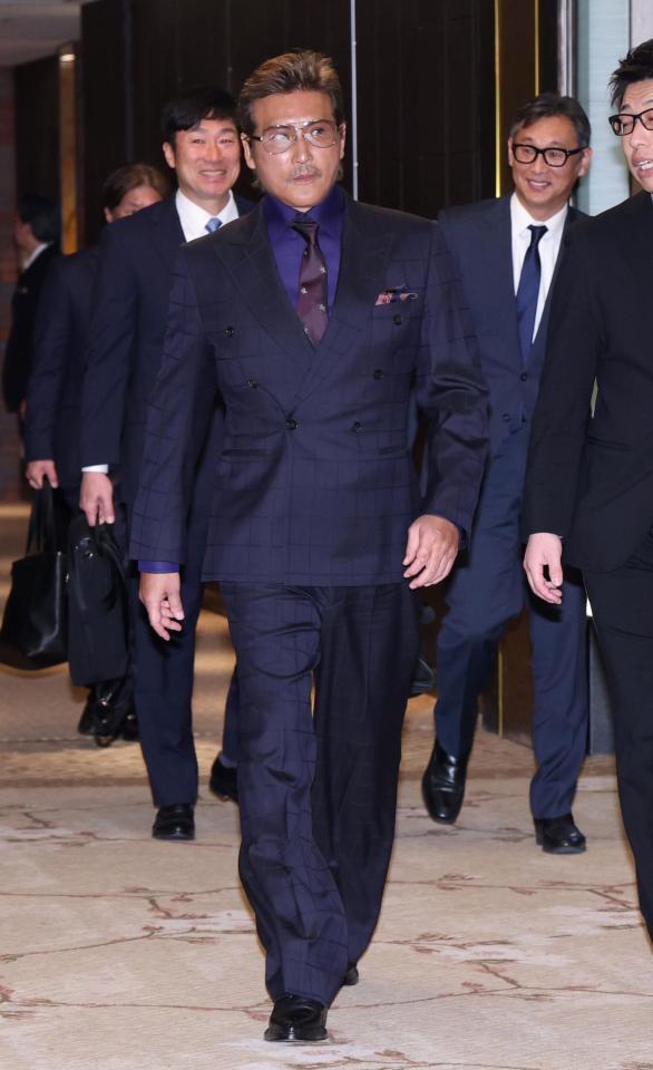 ＮＰＢ１２球団監督会議を終え、会場を後にする新庄監督（撮影・伊藤笙子）