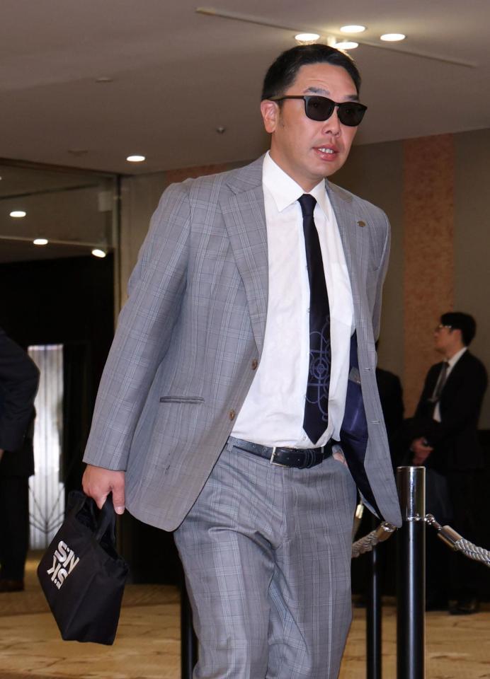 ＮＰＢ１２球団監督会議に向かう阿部監督（撮影・伊藤笙子）