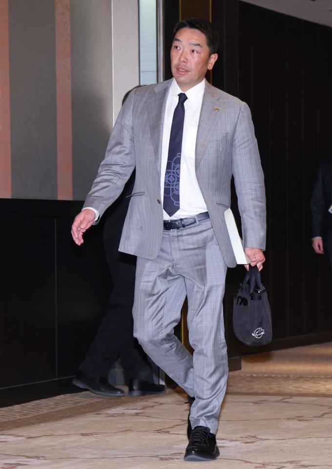ＮＰＢ１２球団監督会議を終え、会場を後にする阿部監督（撮影・伊藤笙子）