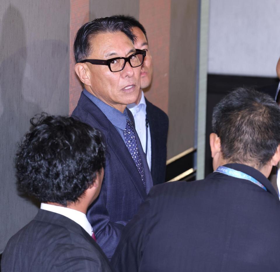 ＮＰＢ１２球団監督会議を終え、記者の取材に応じる池山監督（撮影・伊藤笙子）