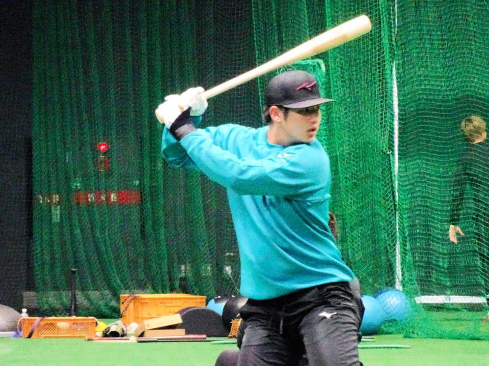 打撃練習を行う石塚