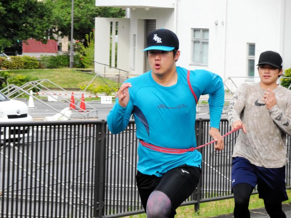 坂道ダッシュする石塚