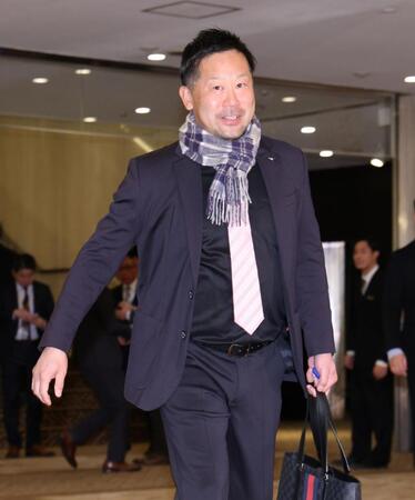 　ＮＰＢ１２球団監督会議に向かう三木監督（撮影・伊藤笙子）