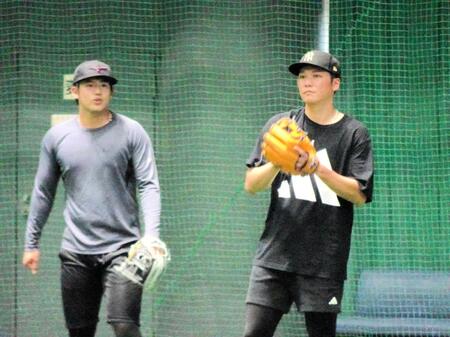 　一緒にノックを受ける左から石塚、坂本