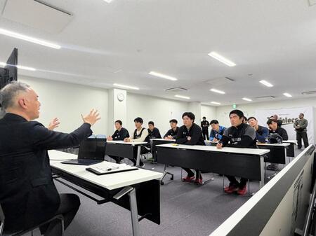 「ファンサービスの大切さを伝える講習」を受けたオリックスのドラフト１位・藤川（前列右）ら新人選手（写真は球団提供）