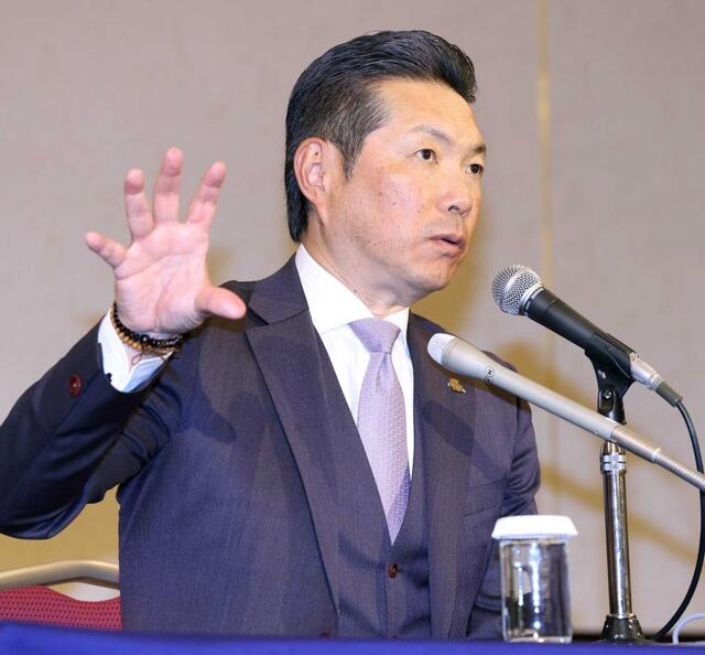 　会議後に会見する小久保監督