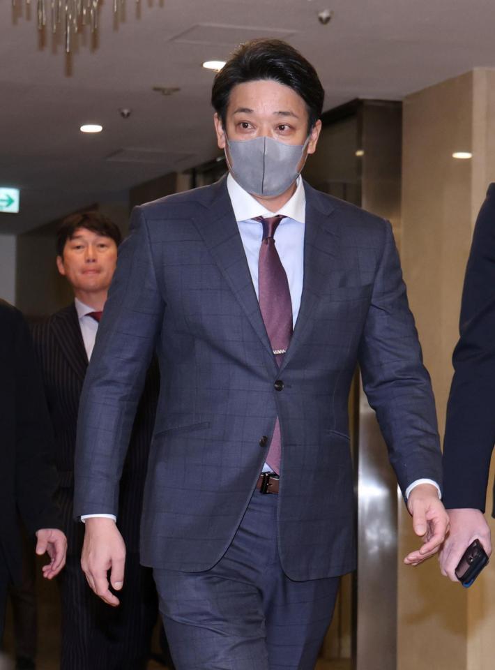 　ＮＰＢ１２球団監督会議に向かうサブロー監督（撮影・伊藤笙子）