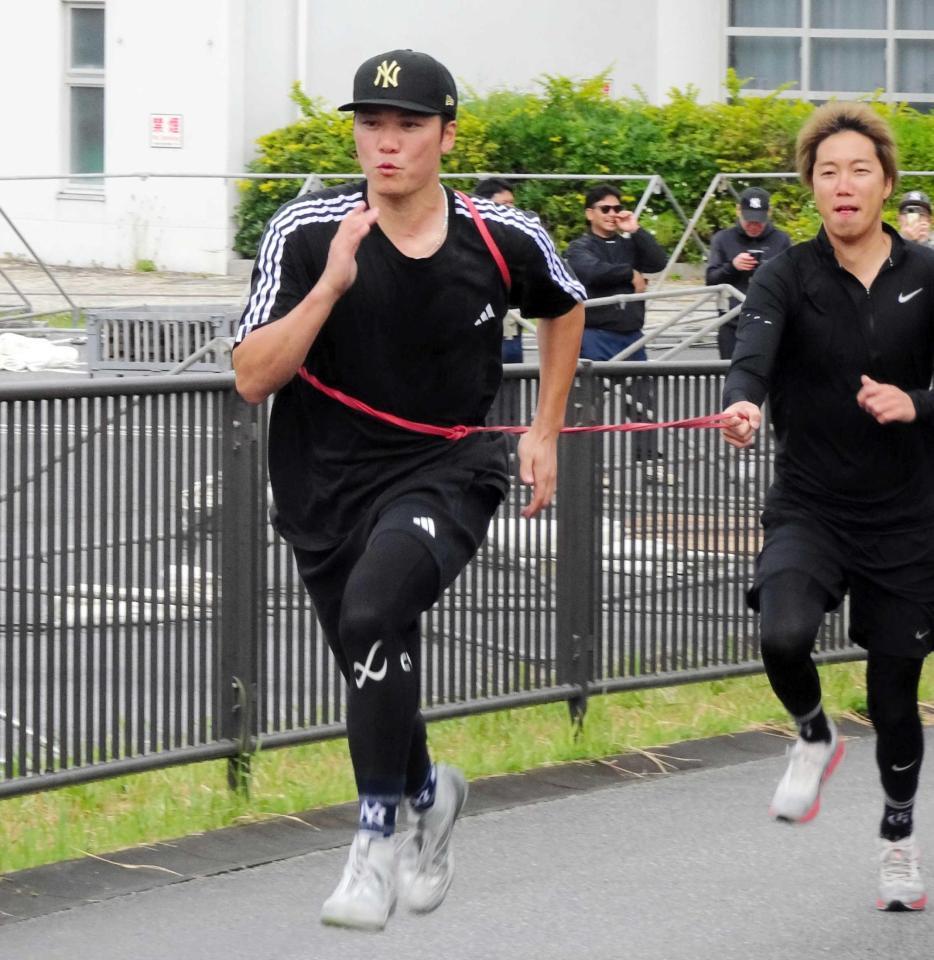 　坂道ダッシュする坂本（撮影・松井美里）